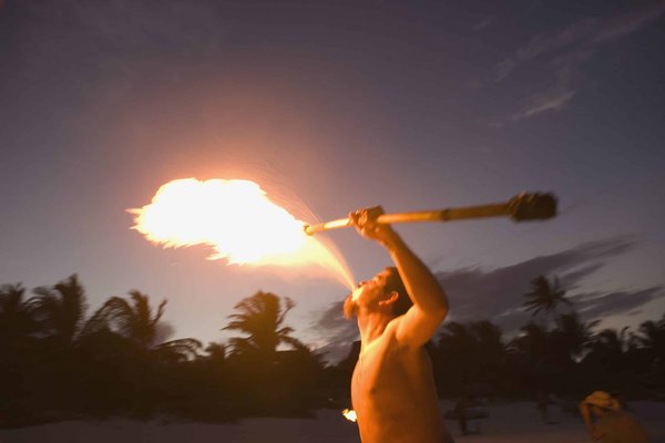 Les secrets des cracheurs de feu : Techniques et précautions