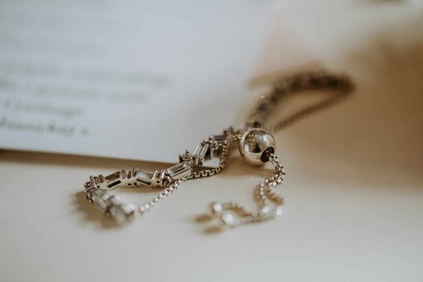 Gourmette en argent : le bijou luxueux d'une femme élégante