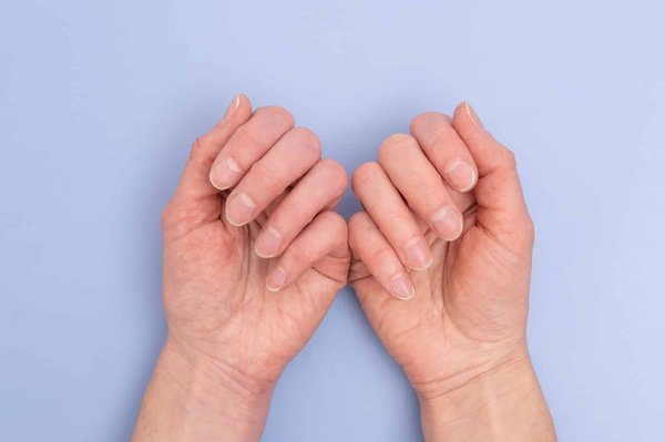 Comment réparer un ongle endommagé: conseils et astuces